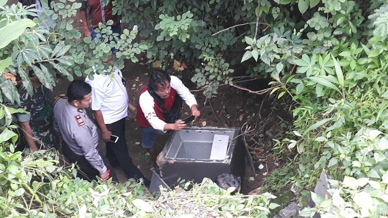 Warga Dolopo Madiun Kaget Ada Brankas Diduga Milik Bank di Sungai Warga Dolopo Madiun Kaget Ada Brankas Diduga Milik Bank di Sungai