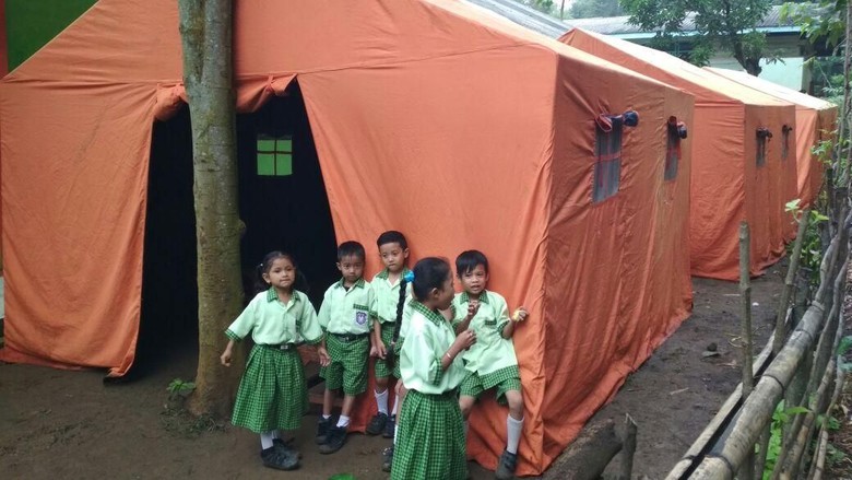 Atap Kelas Ambruk, Siswa SD di Probolinggo Ini Belajar di Tenda Atap Kelas Ambruk, Siswa SD di Probolinggo Ini Belajar di Tenda