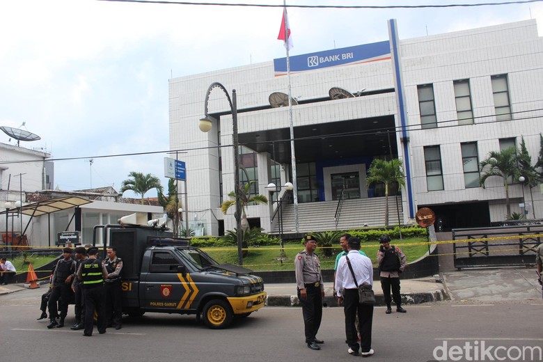 Polisi Buru Pelaku Teror Bom Bank BRI Garut Polisi Buru Pelaku Teror Bom Bank BRI Garut