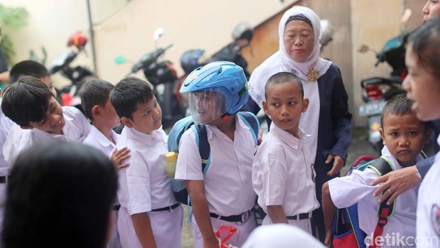 Arief suka memakai helmnya di sekolah