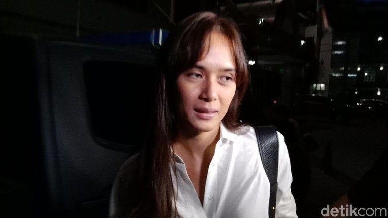 Polisi Tes Urine Istri Fachri Albar, Hasilnya Negatif Polisi Tes Urine Istri Fachri Albar, Hasilnya Negatif
