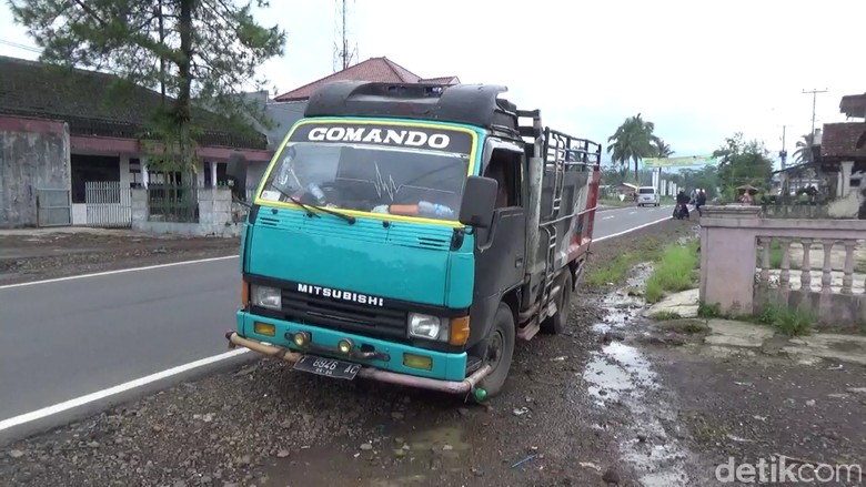 Truk Pengangkut Kelapa Senggol Biker Bawa Bayi di Tasikmalaya Truk Pengangkut Kelapa Senggol Biker Bawa Bayi di Tasikmalaya