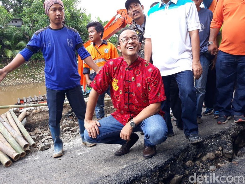 Anies Pakai Pendekatan Natural untuk Perbaiki Jalan Retak Kp Berlan Anies Pakai Pendekatan Natural untuk Perbaiki Jalan Retak Kp Berlan