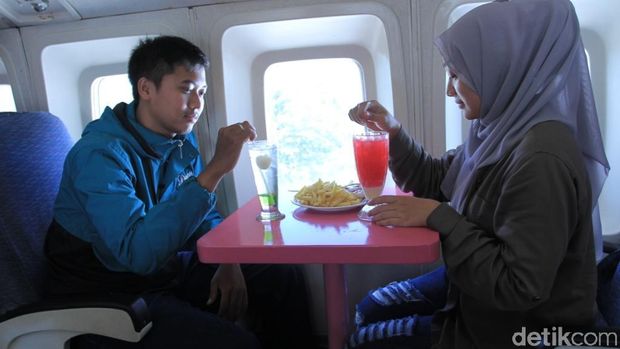 Romantis, Bandung Punya Taman Love & Wisata Kuliner dalam Pesawat