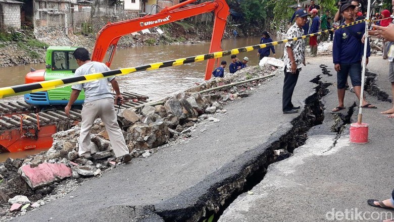 Khawatir Retakan Jalan di Kp Berlan, Warga Sampai Tak Bisa Tidur Khawatir Retakan Jalan di Kp Berlan, Warga Sampai Tak Bisa Tidur