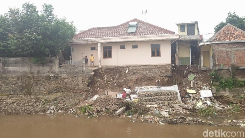 Dekat Jalan Retak, Tembok Belakang 3 Rumah di Kp Berlan Ambrol Dekat Jalan Retak, Tembok Belakang 3 Rumah di Kp Berlan Ambrol