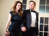 Elon Musk dan Para Wanita Cantik yang Ditaklukkannya