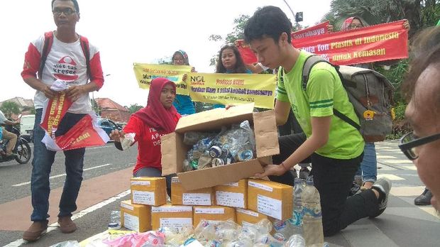 Hari Peduli Sampah, Komunitas Surabaya Kirim Paket Sampah Kemasan Plastik ke Produsen