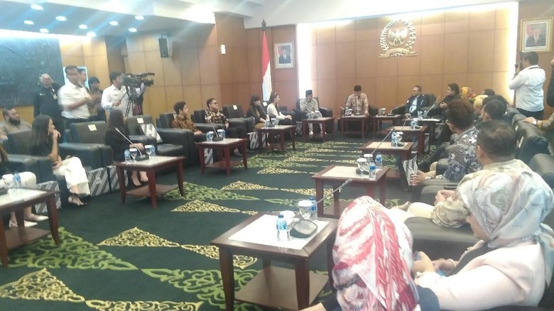 Ketua MPR Ajak Selebriti Bantu Gaungkan Persatuan Bangsa Ketua MPR Ajak Selebriti Bantu Gaungkan Persatuan Bangsa