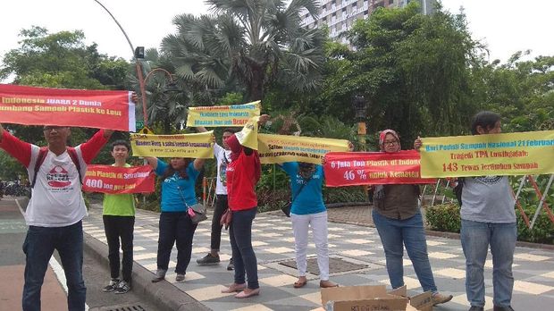 Hari Peduli Sampah, Komunitas Surabaya Kirim Paket Sampah Kemasan Plastik ke Produsen