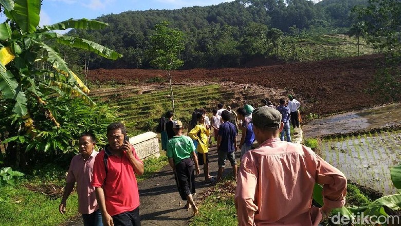 5 Orang Tewas, 3 Korban Longsor Brebes Dirujuk ke RS 5 Orang Tewas, 3 Korban Longsor Brebes Dirujuk ke RS