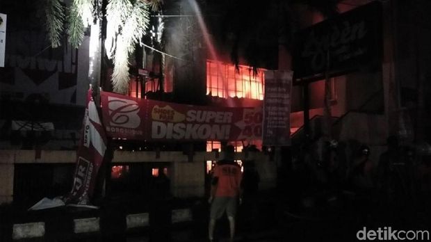 Kebakaran di Pasar Banjarsari Kota Pekalongan Meluas