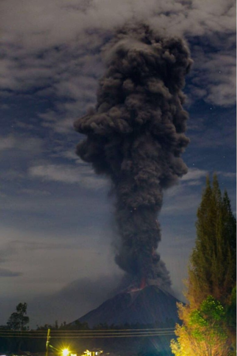 Erupsi Gunung Sinabung Semburkan Abu Vulkanik 38 Km