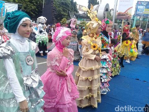 Melihat Pesan dari Peragaan Busana Sampah di Kudus