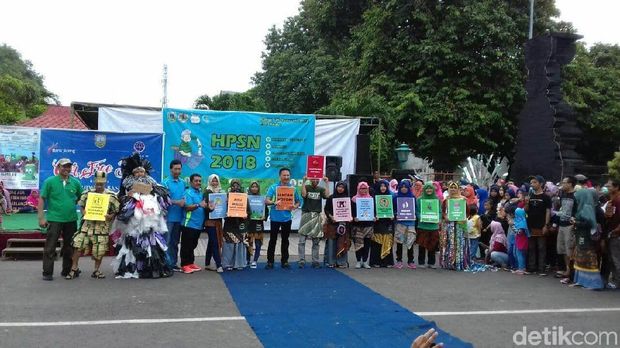 Melihat Pesan dari Peragaan Busana Sampah di Kudus