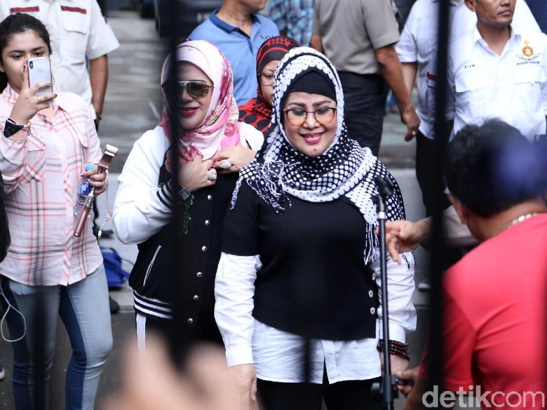 Elvy Sukaesih Dicecar 18 Pertanyaan oleh Penyidik Elvy Sukaesih Dicecar 18 Pertanyaan oleh Penyidik