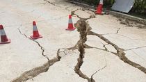 Penampakan Terbelahnya Jalan di Papua Pasca Diguncang Gempa Penampakan Terbelahnya Jalan di Papua Pasca Diguncang Gempa