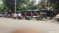 PKL Boleh Jualan di Trotoar Melawai, Pejalan Kaki Melintas di Jalan PKL Boleh Jualan di Trotoar Melawai, Pejalan Kaki Melintas di Jalan