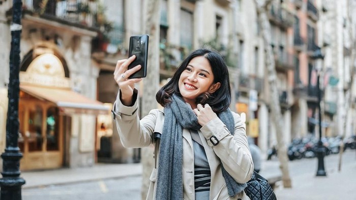 Galaxy S9 dalam genggaman Dian Sastro. Foto: samsung Galaxy S9 dalam genggaman Dian Sastro. Foto: samsung