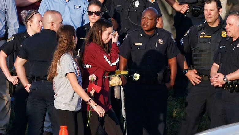 Tangis dan Cemas Murid saat kembali ke Lokasi Penembakan Florida Tangis dan Cemas Murid saat kembali ke Lokasi Penembakan Florida