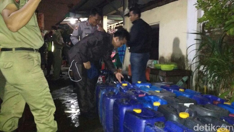 Satpol PP Amankan Ratusan Botol dan Jerigen Miras Oplosan dari Warung Satpol PP Amankan Ratusan Botol dan Jerigen Miras Oplosan dari Warung