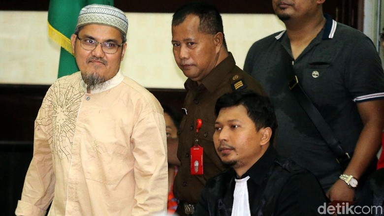 Jonru Divonis 1,5 Tahun Penjara Jonru Divonis 1,5 Tahun Penjara