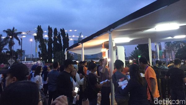 Penonton Daniel Caesar Berebut Masuk di BNI Java Jazz Festival 2018 Penonton Daniel Caesar Berebut Masuk di BNI Java Jazz Festival 2018