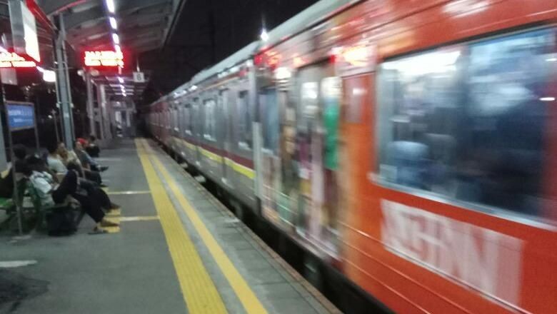 Rel Patah KRL Bogor-Jakarta Teratasi, Perjalanan Kembali Normal Rel Patah KRL Bogor-Jakarta Teratasi, Perjalanan Kembali Normal