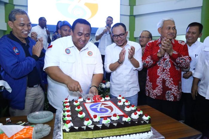 Foto: Menaker Hanif Dhakiri menghadiri perayaan ulang tahun KSPSI (Dok. Kemnaker) Foto: Menaker Hanif Dhakiri menghadiri perayaan ulang tahun KSPSI (Dok. Kemnaker)