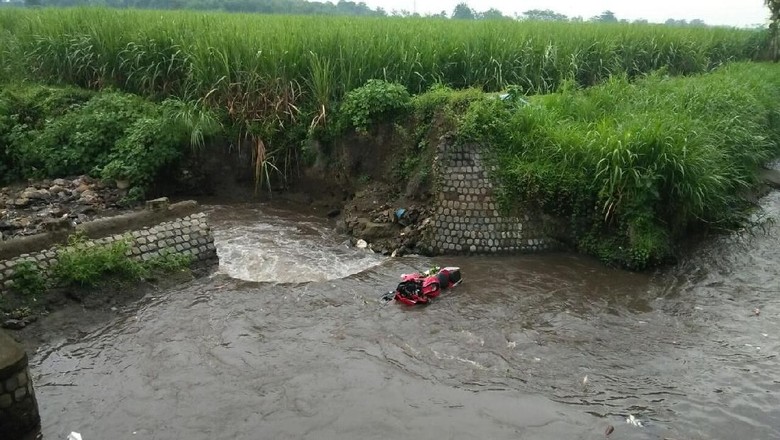 Ngebut, Pengendara Motor Ini Tewas Terjun ke Sungai Ngebut, Pengendara Motor Ini Tewas Terjun ke Sungai