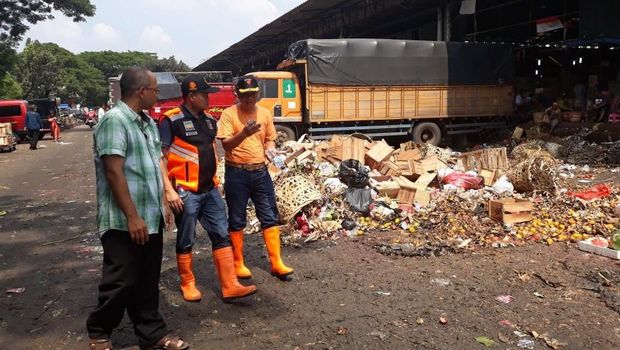 Ada 50 ton sampah di Pasar Kramat Jati diangkut per hari.