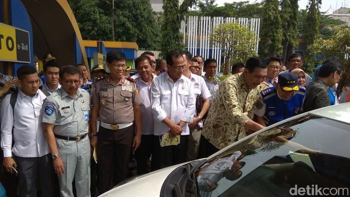 Menko Luhut dan Menhub Budi Karya bagi-bagi brosur/Foto: Trio Hamdani Menko Luhut dan Menhub Budi Karya bagi-bagi brosur/Foto: Trio Hamdani