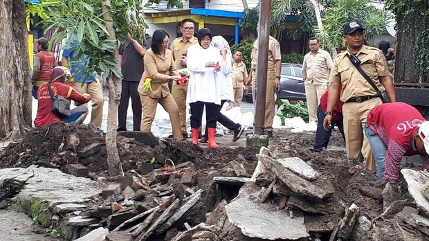 Risma Awali Senin dengan Sidak dan Bersih-bersih Pasar Keputran