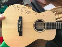 Gitar bertandatangan yang dihadiahkan Ed Sheeran untuk membantu Melody Driscoll. (Foto: Facebook/Karina Marie Driscoll)