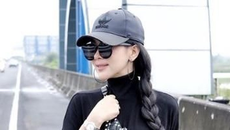 Farhat Abbas: Syahrini Harus Dihukum karena Foto di Jalan Tol Farhat Abbas: Syahrini Harus Dihukum karena Foto di Jalan Tol