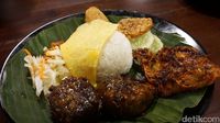 Ayam Kriwil: Puas Makan Ayam Kriwil dan Iga Bakar dengan Paduan Sambal