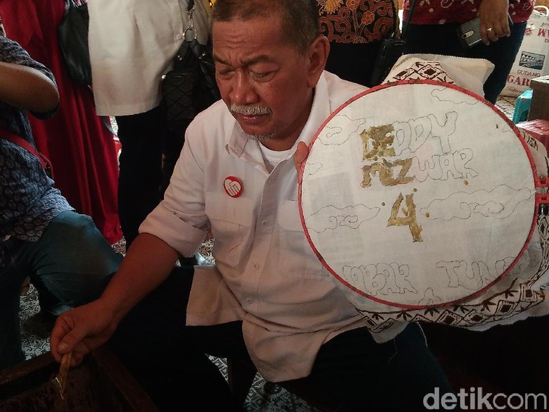 Datangi Sentra Batik Cirebon, Demiz Soroti Regenerasi Perajin Batik Datangi Sentra Batik Cirebon, Demiz Soroti Regenerasi Perajin Batik