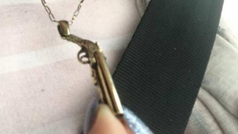 Kalung berliontin pistol yang disita Bandara London (Claire Sharp/Twitter) Kalung berliontin pistol yang disita Bandara London (Claire Sharp/Twitter)