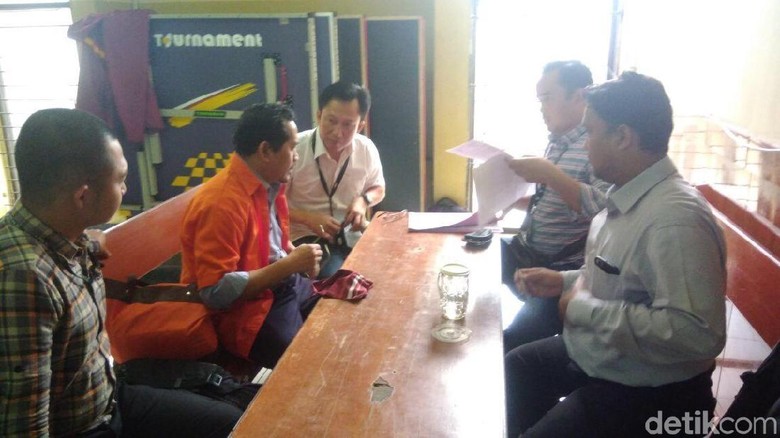 Polisi Serahkan Eks Petinggi Pertamina Gatot Harsono ke Kejaksaan Polisi Serahkan Eks Petinggi Pertamina Gatot Harsono ke Kejaksaan