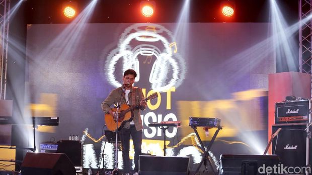 Bikin Deg-degan, Lihat Penampilan Rendy Pandugo di d'HOT Music Day 2018 