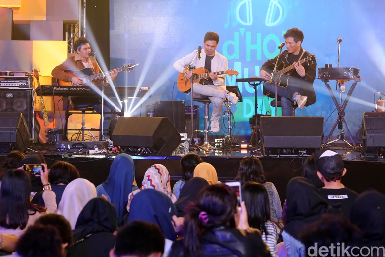 The Overtunes Redam Ego Adik-Kakak dalam Penulisan Lagu The Overtunes Redam Ego Adik-Kakak dalam Penulisan Lagu