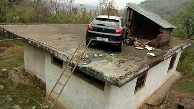 Kecelakaan, Buat Mobil Ini Tersangkut di Atap Rumah Kecelakaan, Buat Mobil Ini Tersangkut di Atap Rumah
