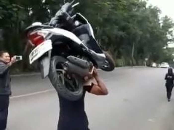 Satpam ini kuat angkat-angkat motor dan dijuluki Samson. Foto: Facebook/ Firman Wakkary Satpam ini kuat angkat-angkat motor dan dijuluki Samson. Foto: Facebook/ Firman Wakkary