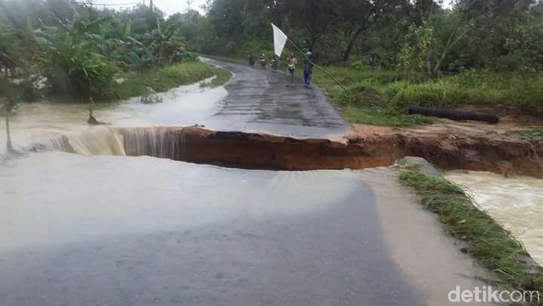 BPBD Cek Akes Jalan dan Jembatan yang Putus karena Banjir Babel BPBD Cek Akes Jalan dan Jembatan yang Putus karena Banjir Babel