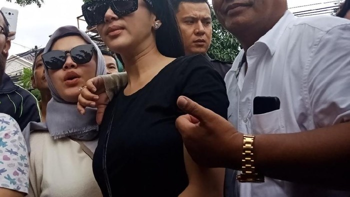 Foto: Syahrini didampingi Hotman Paris berbicara soal foto di bahu jalan tol yang dikritik/Kanavino Foto: Syahrini didampingi Hotman Paris berbicara soal foto di bahu jalan tol yang dikritik/Kanavino