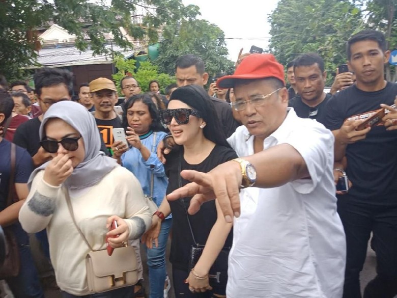 Syahrini Ungkap Alasan Berpose di Jalan Tol Syahrini Ungkap Alasan Berpose di Jalan Tol