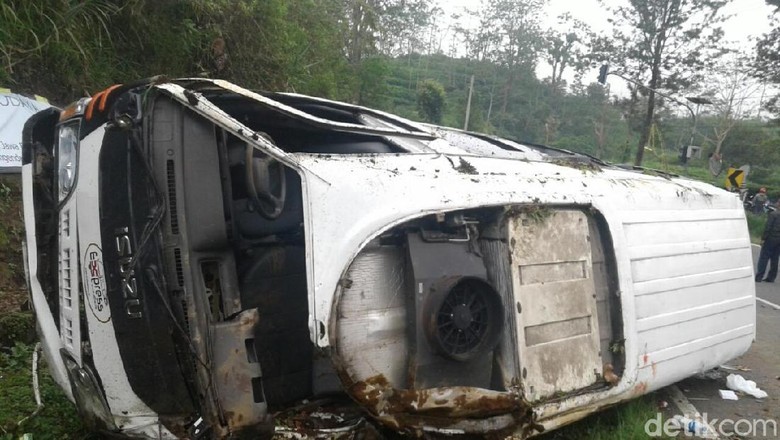 Sopir Elf Ngebut di Turunan Emen, Sulit untuk Kendalikan Mobil Sopir Elf Ngebut di Turunan Emen, Sulit untuk Kendalikan Mobil
