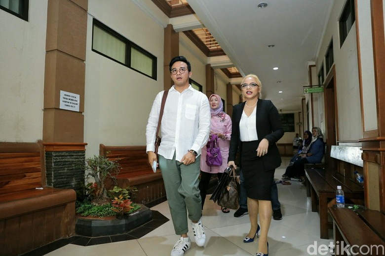 Harta Alasan Cinta Ratu Tuntut Roby Geisha Ubah Gugatan Cerai? Harta Alasan Cinta Ratu Tuntut Roby Geisha Ubah Gugatan Cerai?