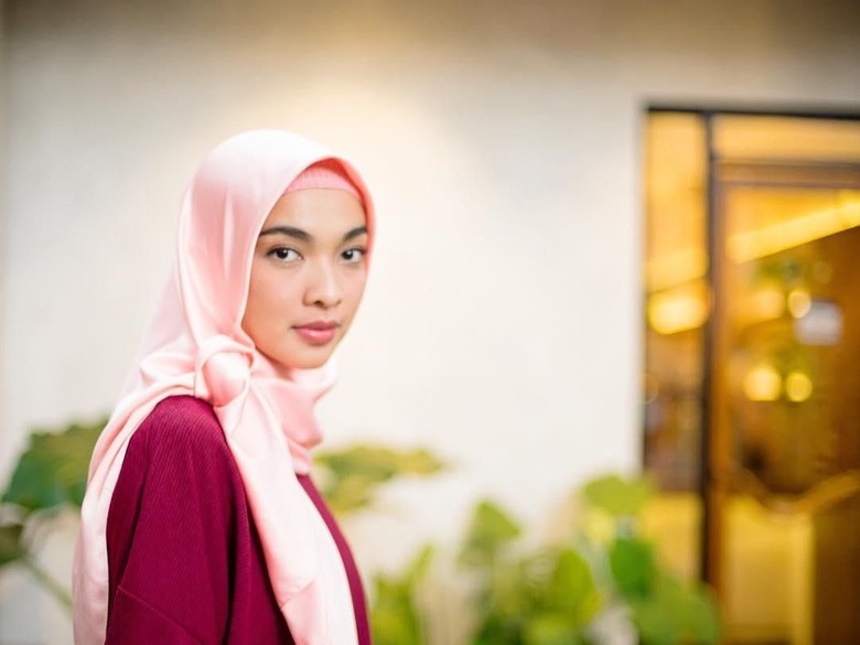 Mantap Berhijab, Tika Bravani Terima Kritik dengan Lapang Dada Mantap Berhijab, Tika Bravani Terima Kritik dengan Lapang Dada