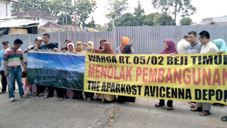 Rumah JJ Rizal Digeruduk dan Portal Jalan Dirusak Rumah JJ Rizal Digeruduk dan Portal Jalan Dirusak